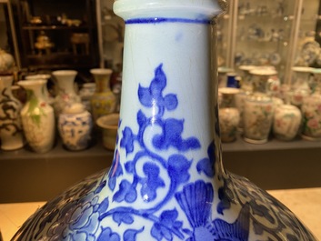 Een grote Japanse blauw-witte Arita fles, Edo, 17e eeuw