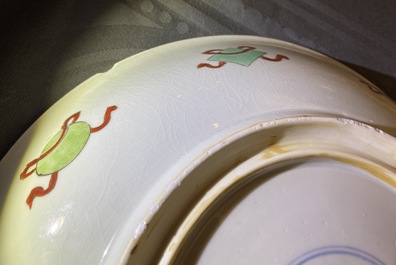 Un plat en porcelaine de Chine famille verte &agrave; d&eacute;cor d'un dragon, Kangxi