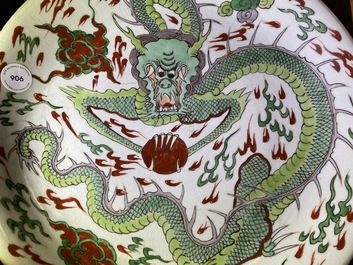 Un plat en porcelaine de Chine famille verte &agrave; d&eacute;cor d'un dragon, Kangxi