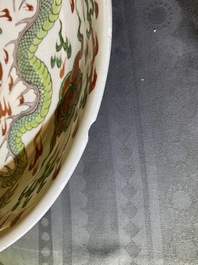 Un plat en porcelaine de Chine famille verte &agrave; d&eacute;cor d'un dragon, Kangxi