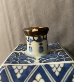 Een vierkante Japanse blauw-witte Arita fles, Edo, 17/18e eeuw