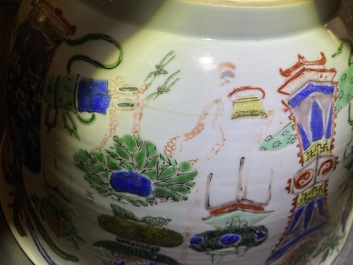 Een grote Chinese famille verte kom met antiquiteiten, Kangxi