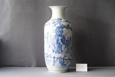 Un vase en porcelaine de Chine en bleu et blanc &agrave; d&eacute;cor d'une sc&egrave;ne narrative, 19&egrave;me
