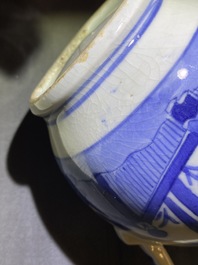 Une verseuse, une paire de plats et une coupe ovale en porcelaine d'Arita en bleu et blanc, Japon, Edo, 17/18&egrave;me