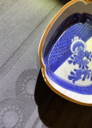 Une verseuse, une paire de plats et une coupe ovale en porcelaine d'Arita en bleu et blanc, Japon, Edo, 17/18&egrave;me