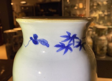 Un vase en porcelaine de Chine en bleu et blanc &agrave; d&eacute;cor d'un ph&eacute;nix et d'un qilin, &eacute;poque Transition