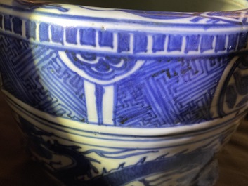 Een Chinese blauw-witte driepotige wierookbrander met draken, Ming