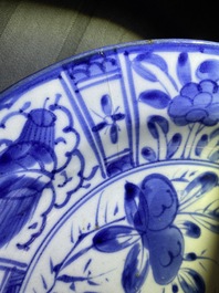 Une verseuse, une paire de plats et une coupe ovale en porcelaine d'Arita en bleu et blanc, Japon, Edo, 17/18&egrave;me