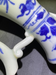 Une verseuse, une paire de plats et une coupe ovale en porcelaine d'Arita en bleu et blanc, Japon, Edo, 17/18&egrave;me