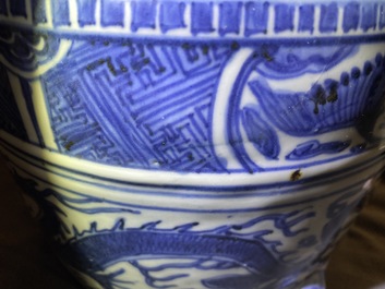 Een Chinese blauw-witte driepotige wierookbrander met draken, Ming