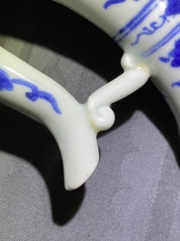 Une verseuse, une paire de plats et une coupe ovale en porcelaine d'Arita en bleu et blanc, Japon, Edo, 17/18&egrave;me