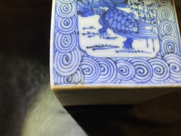 Une bouteille de forme carr&eacute;e en porcelaine d'Arita en bleu et blanc, Japon, Edo, 17/18&egrave;me