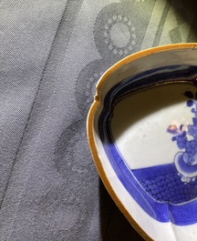 Une verseuse, une paire de plats et une coupe ovale en porcelaine d'Arita en bleu et blanc, Japon, Edo, 17/18&egrave;me