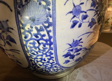 Un grand vase de forme bouteille en porcelaine d'Arita en bleu et blanc, Japon, Edo, 17&egrave;me
