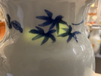 Un vase en porcelaine de Chine en bleu et blanc &agrave; d&eacute;cor d'un ph&eacute;nix et d'un qilin, &eacute;poque Transition