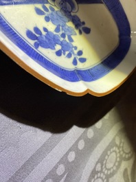 Une verseuse, une paire de plats et une coupe ovale en porcelaine d'Arita en bleu et blanc, Japon, Edo, 17/18&egrave;me