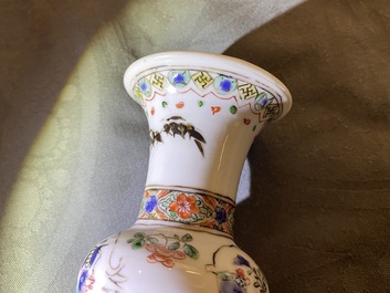 Une paire de vases de forme triple gourde en porcelaine de Chine famille verte, Kangxi