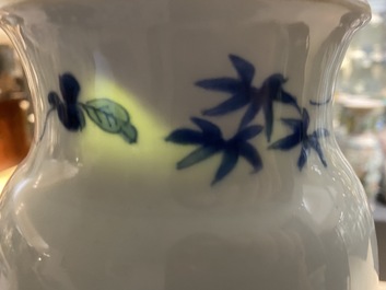 Un vase en porcelaine de Chine en bleu et blanc &agrave; d&eacute;cor d'un ph&eacute;nix et d'un qilin, &eacute;poque Transition