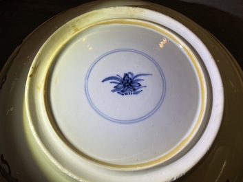 Un plat en porcelaine de Chine famille verte &agrave; d&eacute;cor d'un dragon, Kangxi