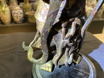 Une figure d'un servant en bronze dor&eacute; et laqu&eacute;, Chine, Ming