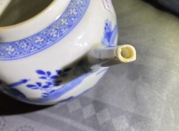 Une th&eacute;i&egrave;re couverte en porcelaine de Chine en bleu et blanc, Kangxi/Yongzheng