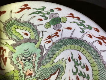 Un plat en porcelaine de Chine famille verte &agrave; d&eacute;cor d'un dragon, Kangxi