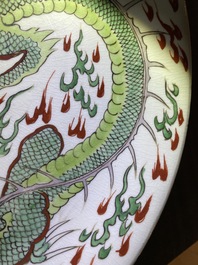 Un plat en porcelaine de Chine famille verte &agrave; d&eacute;cor d'un dragon, Kangxi