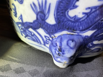 Een Chinese blauw-witte driepotige wierookbrander met draken, Ming