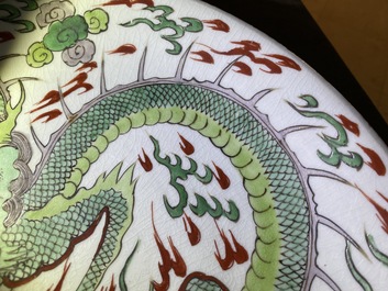 Un plat en porcelaine de Chine famille verte &agrave; d&eacute;cor d'un dragon, Kangxi