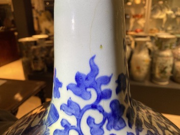 Un grand vase de forme bouteille en porcelaine d'Arita en bleu et blanc, Japon, Edo, 17&egrave;me