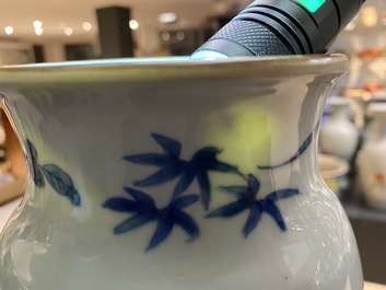 Een Chinese blauw-witte rouleau vaas met een kylin en een feniks, Transitie periode