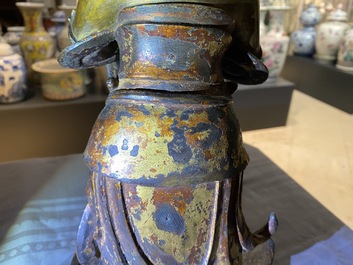 Une figure d'un servant en bronze dor&eacute; et laqu&eacute;, Chine, Ming