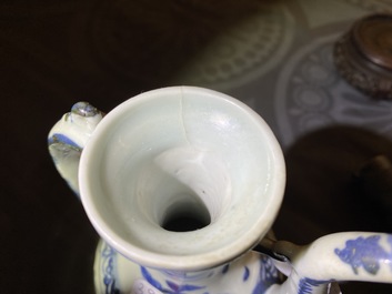 Een Chinese blauw-witte kan met druiventrossen, Ming