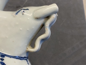 Un kendi en forme d'&eacute;l&eacute;phant en porcelaine de Chine en bleu et blanc, Wanli