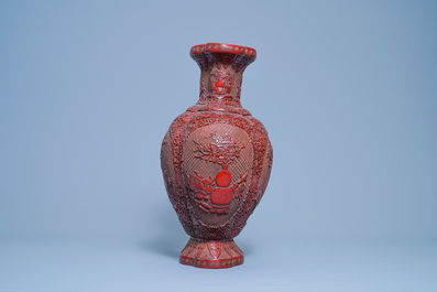 Een Chinese vaas in rood lakwerk, Qianlong merk, 19/20e eeuw
