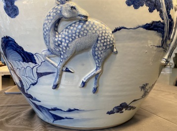 Une grande jardini&egrave;re en porcelaine de Chine en bleu et blanc &agrave; d&eacute;cor en relief, Kangxi