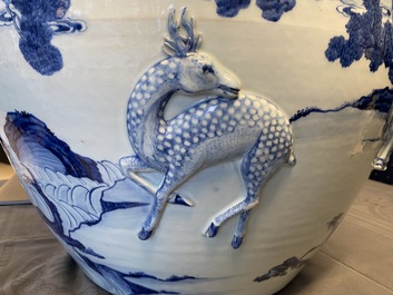 Une grande jardini&egrave;re en porcelaine de Chine en bleu et blanc &agrave; d&eacute;cor en relief, Kangxi