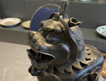 Een grote Chinese bronzen wierookbrander in de vorm van een luduan, Ming