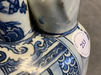 Un kendi en forme d'&eacute;l&eacute;phant en porcelaine de Chine en bleu et blanc, Wanli