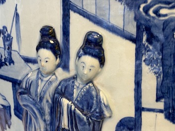 Une grande jardini&egrave;re en porcelaine de Chine en bleu et blanc &agrave; d&eacute;cor en relief, Kangxi