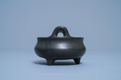 Een Chinese bronzen driepotige wierookbrander, Xuande merk, 17/18e eeuw