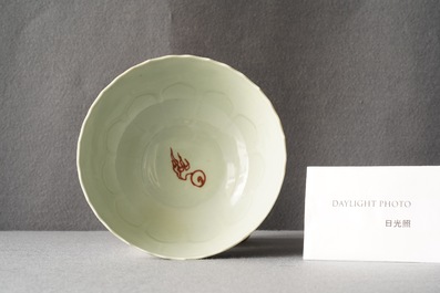 Een Chinese kom met koperrood drakendecor op celadon fondkleur, Kangxi