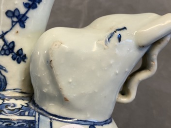 Un kendi en forme d'&eacute;l&eacute;phant en porcelaine de Chine en bleu et blanc, Wanli