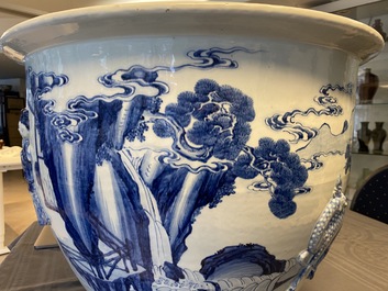 Une grande jardini&egrave;re en porcelaine de Chine en bleu et blanc &agrave; d&eacute;cor en relief, Kangxi