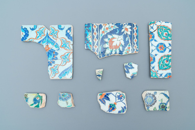 Een collectie fragmenten van Iznik tegels, Turkije, 16/17e eeuw
