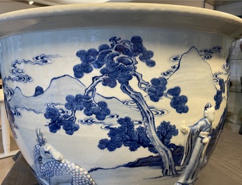 Une grande jardini&egrave;re en porcelaine de Chine en bleu et blanc &agrave; d&eacute;cor en relief, Kangxi