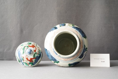 Un vase couvert en porcelaine de Chine wucai &agrave; d&eacute;cor d'immortels, Shunzhi