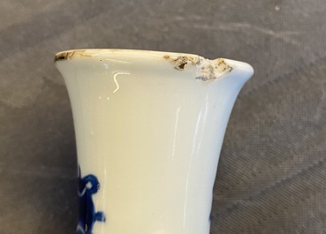 Een Chinese blauw-witte vaas met olifantenoren, Chenghua merk, Kangxi