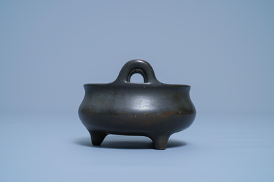 Een Chinese bronzen driepotige wierookbrander, Xuande merk, 17/18e eeuw