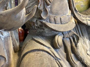 Een Chinese beschilderde houten figuur van Guanyin, Ming